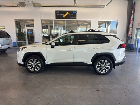 Used 2021 Toyota RAV4 XLE Premium image 2