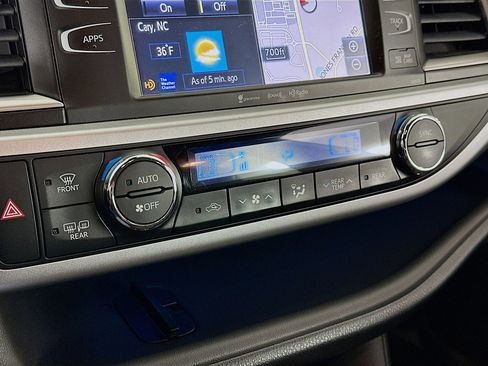 Used 2018 Toyota Highlander SE AWD/4WD image 24