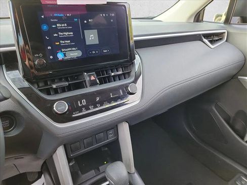 Used 2025 Toyota Corolla Cross LE FWD image 21