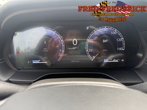 Used 2025 Jeep Grand Cherokee Limited AWD/4WD image 9