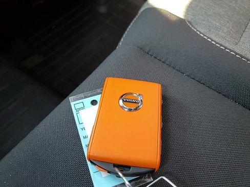 Used 2025 Volvo XC40 B5 Core image 32