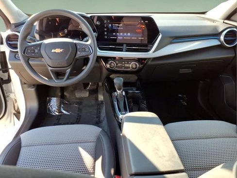 Used 2024 Chevrolet Trax LT FWD image 12