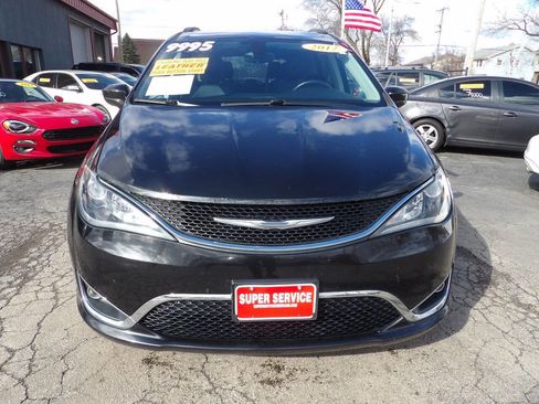 Used 2017 Chrysler Pacifica Touring-L w/ Tire & Wheel Group image 2