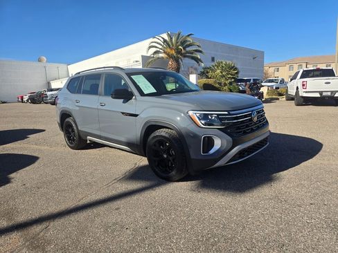 Used 2024 Volkswagen Atlas Peak Edition SE image 3