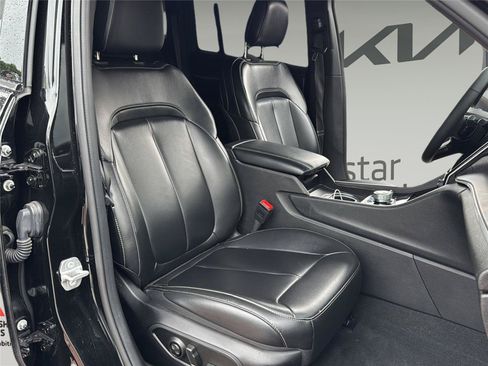 Used 2025 Jeep Grand Cherokee Limited w/ Black Appearance Package AWD/4WD image 30