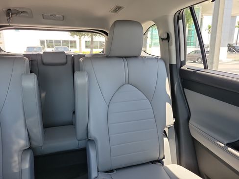 Used 2023 Toyota Highlander XLE FWD image 22