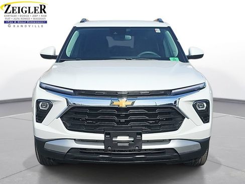 Used 2025 Chevrolet TrailBlazer LT AWD/4WD image 2