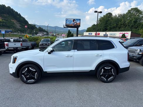 Used 2024 Kia Telluride EX w/ EX Captain's Chair Package FWD image 2