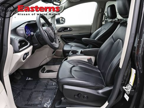 Used 2023 Chrysler Pacifica Touring-L FWD image 14