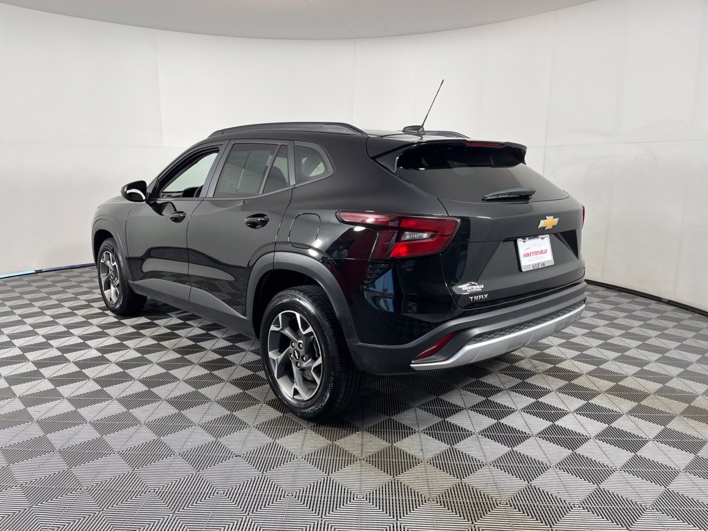 Used 2025 Chevrolet Trax LT FWD image 14