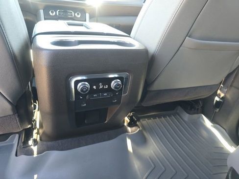 Certified 2024 GMC Yukon SLT w/ SLT Luxury Package image 24