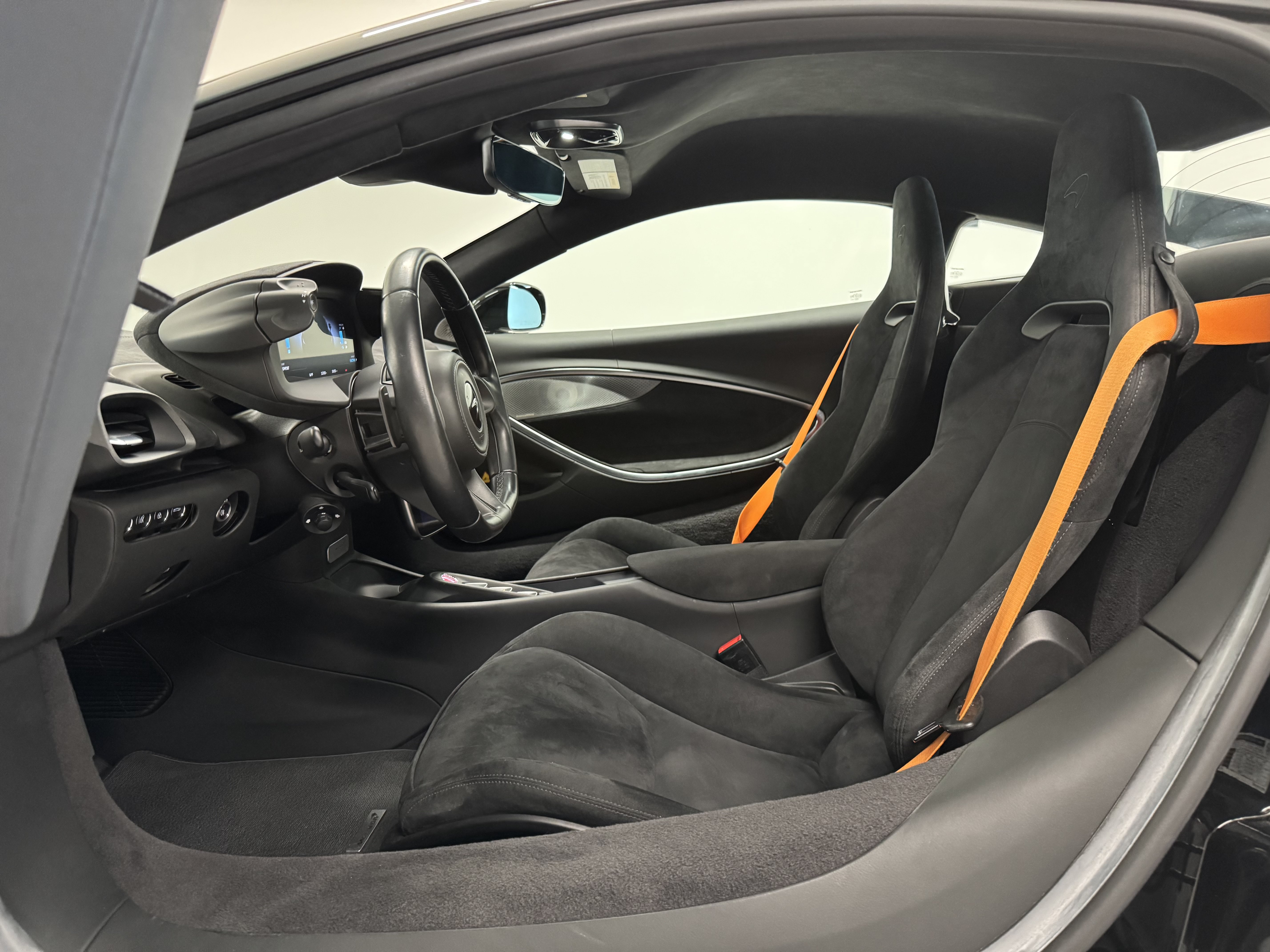 Used 2023 McLaren Artura RWD image 9