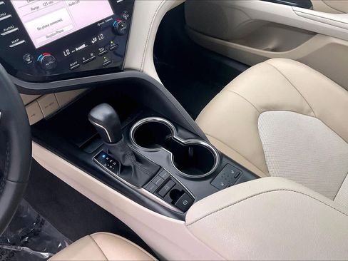 Used 2020 Toyota Camry XLE image 17