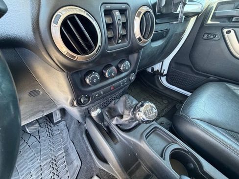 Used 2016 Jeep Wrangler Unlimited Sahara AWD/4WD image 14