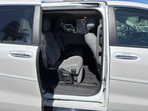 Used 2023 Toyota Sienna Limited image 12
