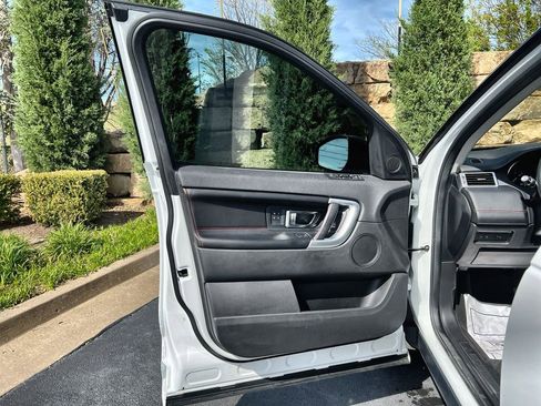 Used 2018 Land Rover Discovery Sport HSE Luxury image 17