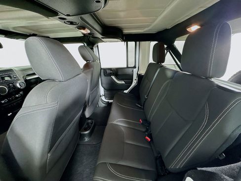 Used 2018 Jeep Wrangler Unlimited Sahara w/ Connectivity Group image 18