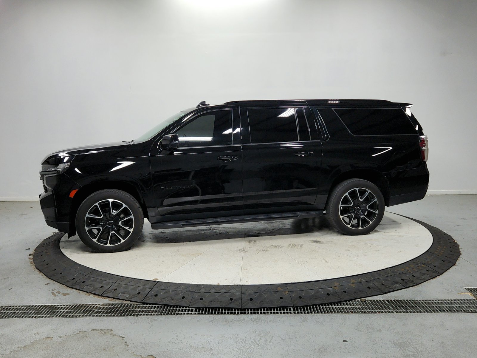 Used 2022 Chevrolet Suburban RST w/ Luxury Package RWD image 5