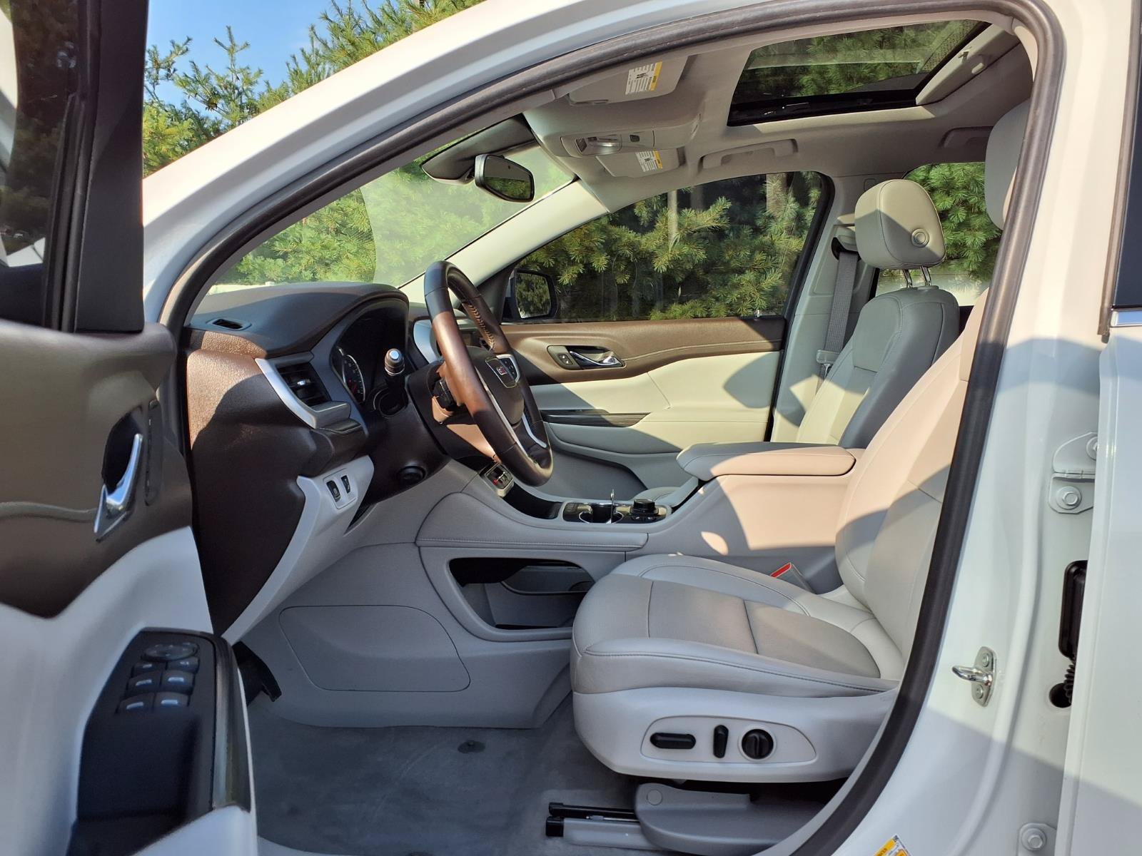 Used 2022 GMC Acadia SLT w/ Preferred Package FWD image 24