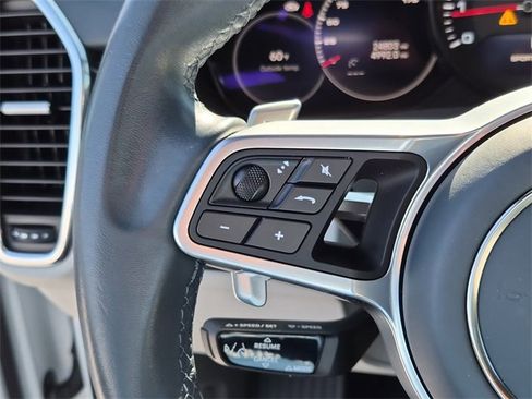 Used 2022 Porsche Cayenne Platinum Edition image 28