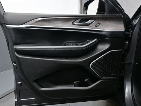 Used 2022 Jeep Grand Cherokee Limited image 9