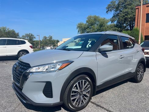 Used 2021 Nissan Kicks SV FWD image 1
