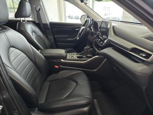 Used 2024 Toyota Highlander XLE AWD/4WD image 46