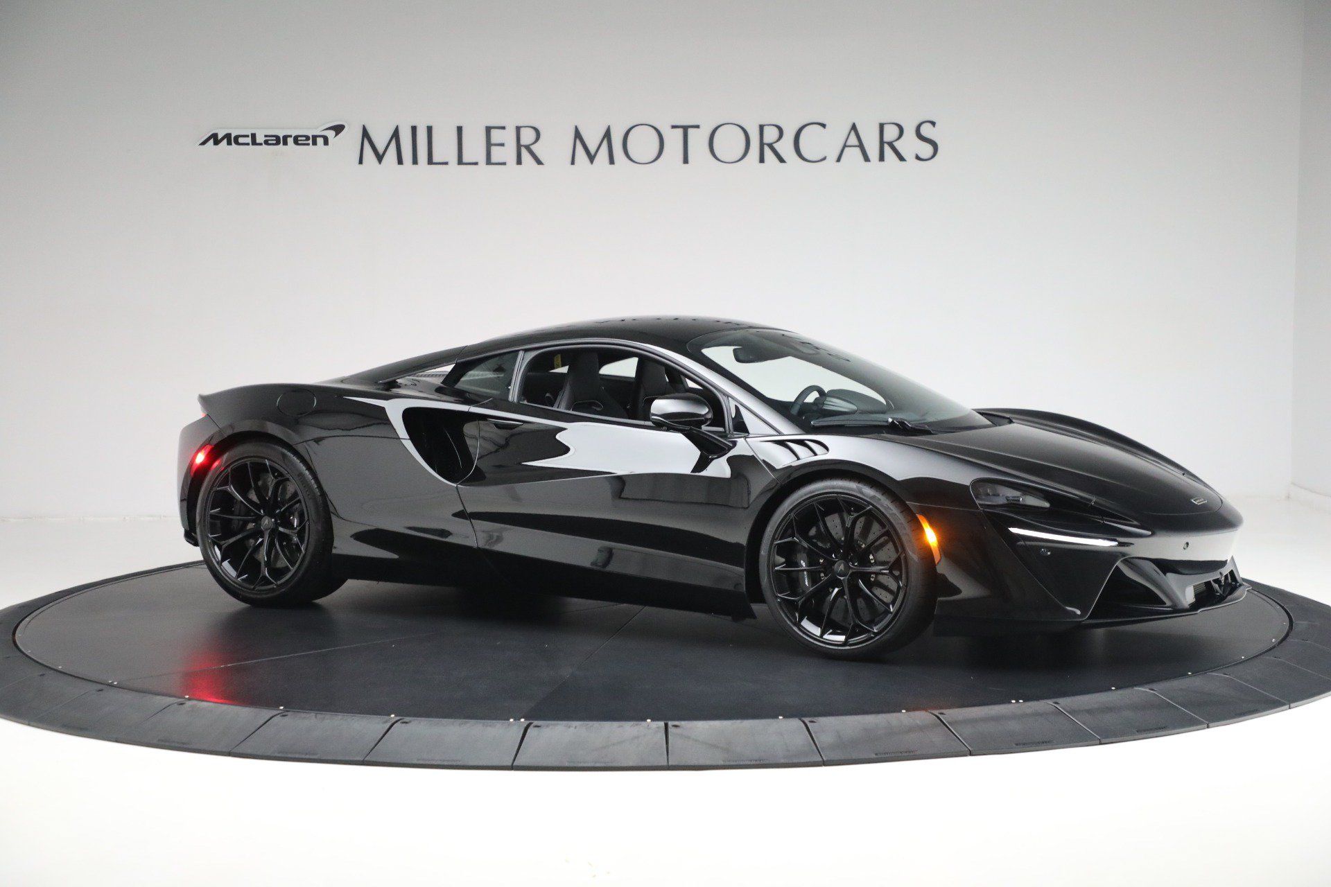 Used 2025 McLaren Artura RWD image 11