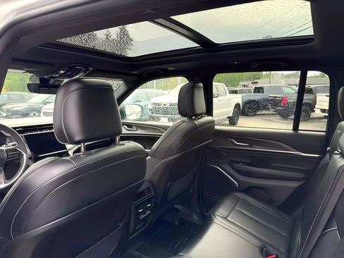 Used 2023 Jeep Grand Cherokee Overland AWD/4WD image 18