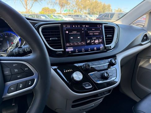 Used 2024 Chrysler Pacifica Touring-L image 25