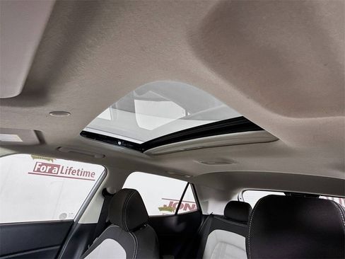 Certified 2024 Hyundai Venue SEL image 11