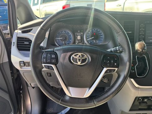 Used 2020 Toyota Sienna XLE Premium FWD image 31