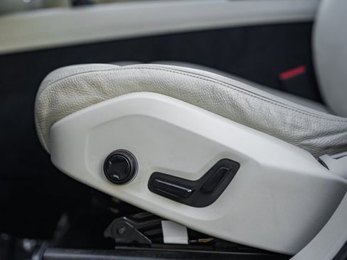 Used 2018 Volvo XC60 T6 Momentum w/ Convenience Package image 32