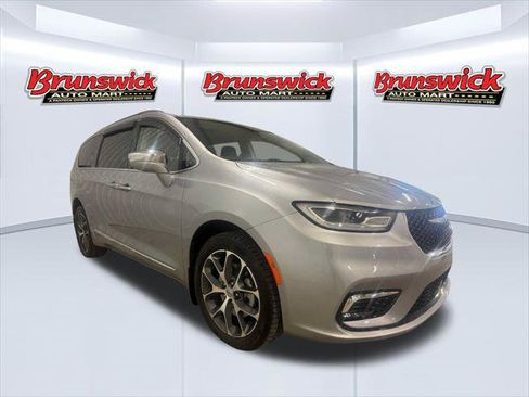 Certified 2021 Chrysler Pacifica Limited AWD/4WD image 10