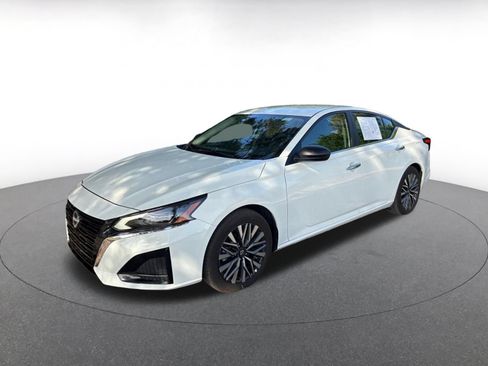 Used 2025 Nissan Altima 2.5 SV FWD image 4