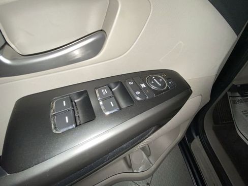 Used 2021 Kia Sedona LX image 13