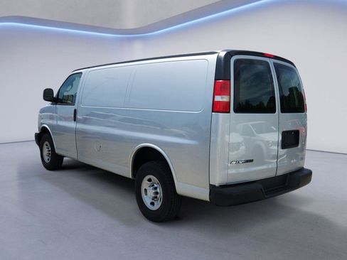 Used 2018 Chevrolet Express 2500 w/ Driver Convenience Package RWD image 5