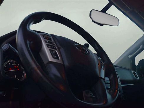 Used 2017 Nissan Titan SV image 9