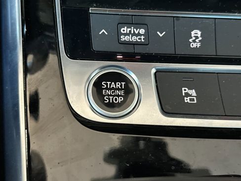 Used 2025 Audi Q7 Premium w/ Convenience Package image 23