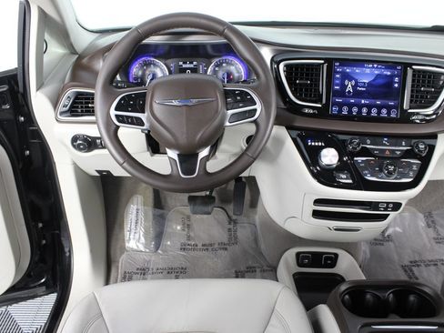 Used 2018 Chrysler Pacifica Touring-L FWD image 10