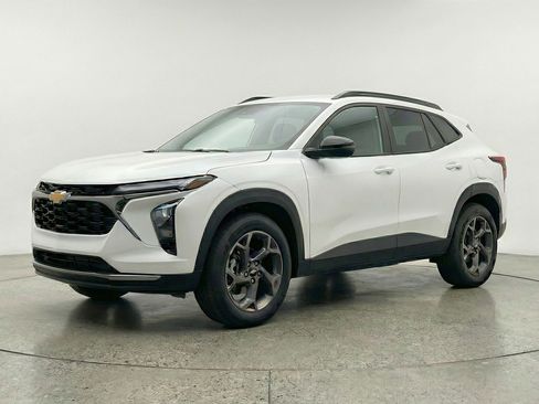 Used 2025 Chevrolet Trax LT w/ LT Convenience Package FWD image 3
