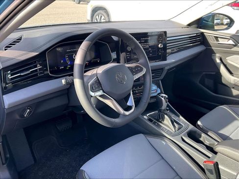 New 2025 Volkswagen Jetta SE image 9