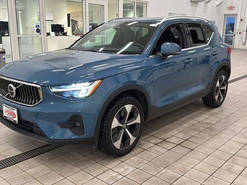 Certified 2025 Volvo XC40 B5 Plus image 9