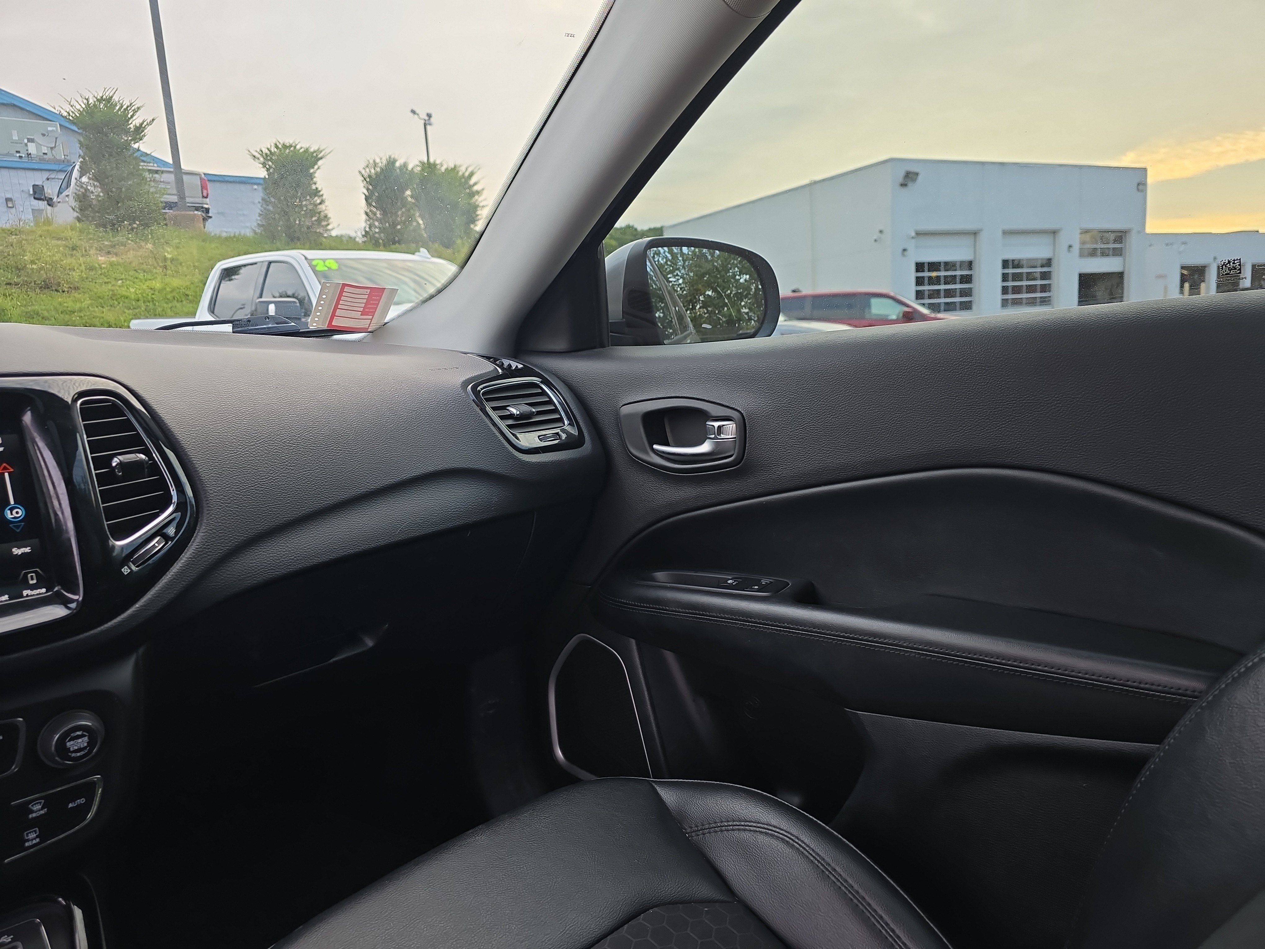 Used 2018 Jeep Compass Latitude w/ Popular Equipment Group AWD/4WD image 14