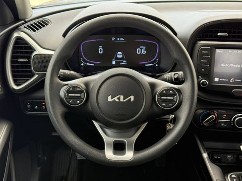 Used 2025 Kia Soul LX w/ LX Technology Package FWD image 27