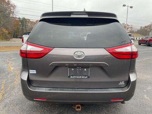 Used 2017 Toyota Sienna LE image 5