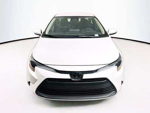 Used 2024 Toyota Corolla LE image 2