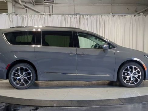Used 2021 Chrysler Pacifica Limited w/ Uconnect Theater Family Group AWD/4WD image 11
