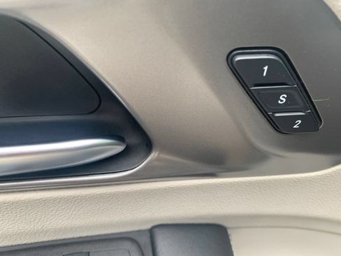Used 2023 Chrysler Pacifica Touring-L FWD image 12