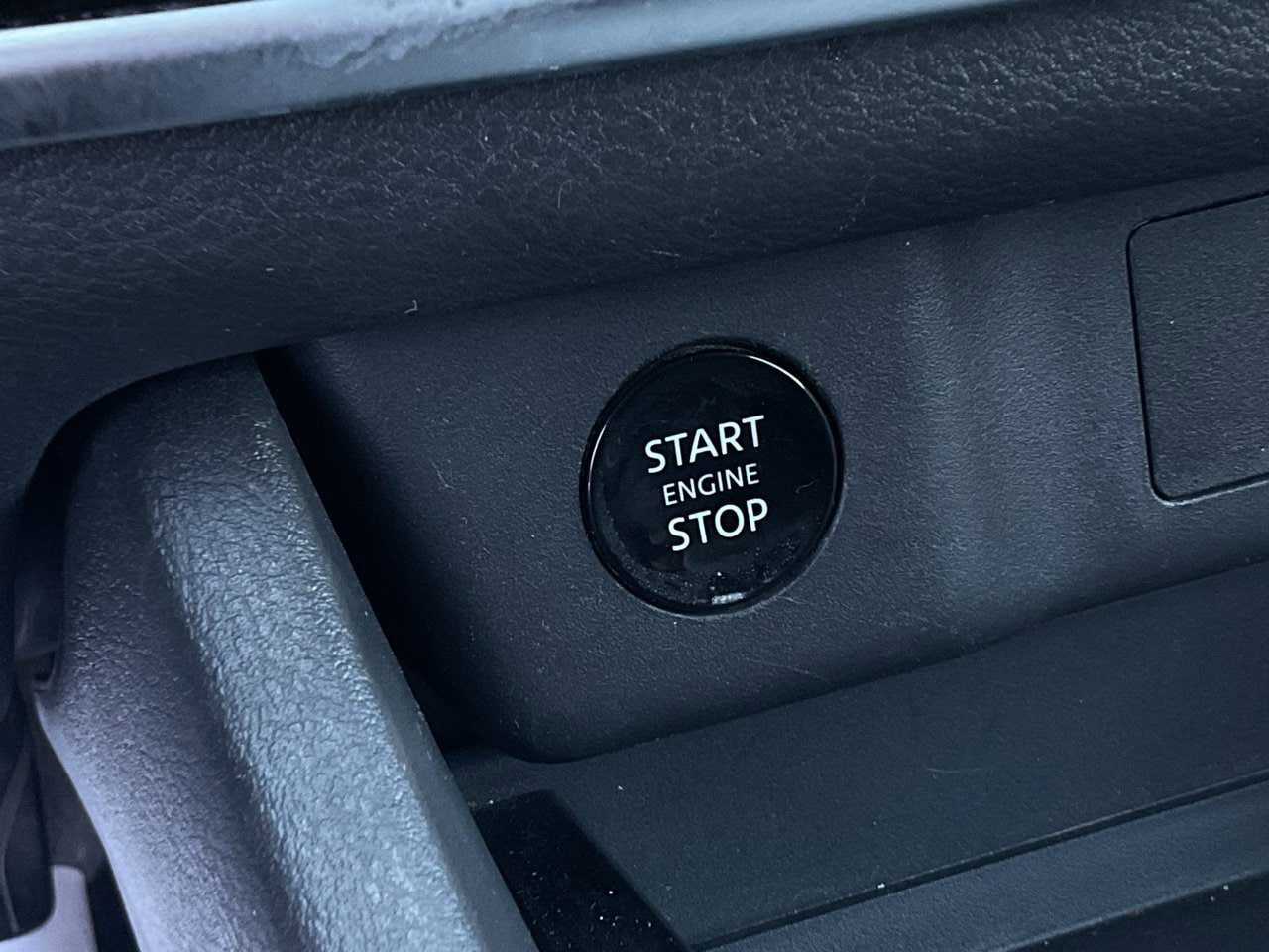 Used 2025 Nissan Rogue SV FWD image 25